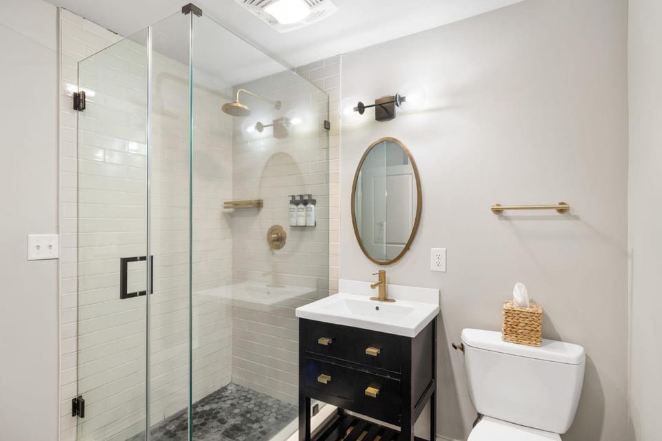 King and Queen Suite 1st Floor Sleeps 6 Bed and Breakfast in Savannah