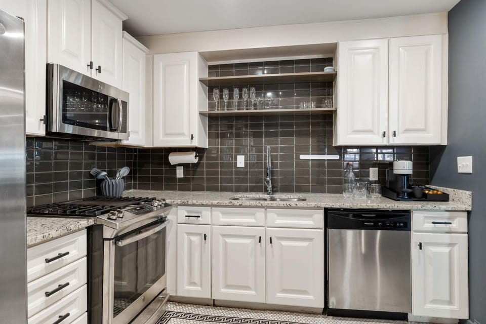 King and Queen Suite 1st Floor Sleeps 6 House in Savannah