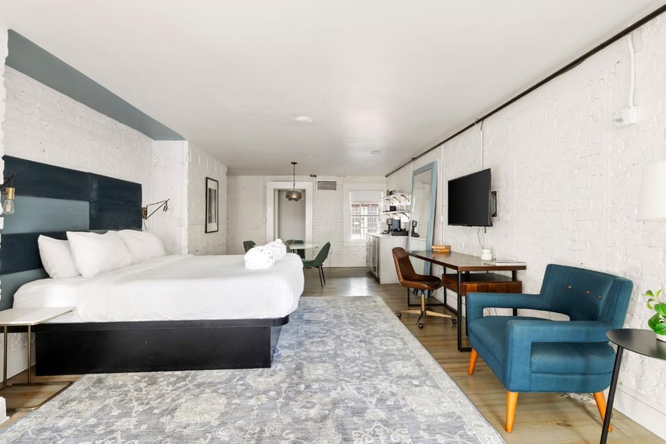 Stunning Suite with Kitchenette 1st Floor House in Savannah