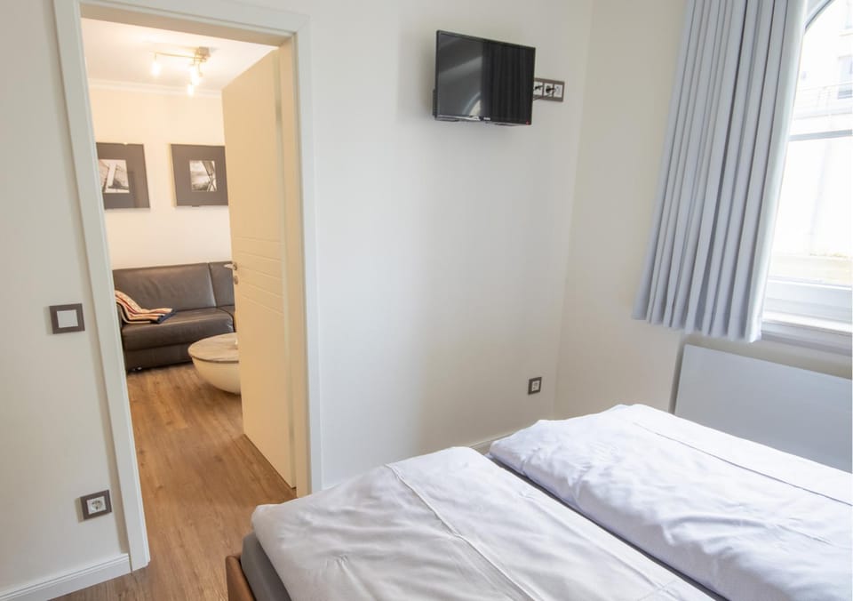 Bed, Photo of the whole room, Seating area, Evening entertainment, Bedroom