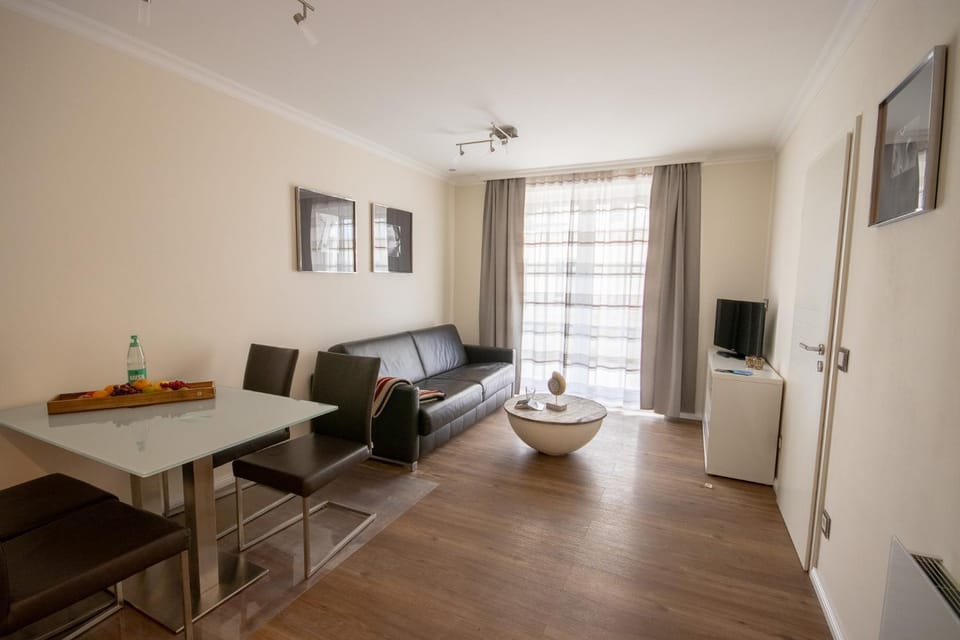 TV and multimedia, Living room, Seating area, Dining area, Evening entertainment