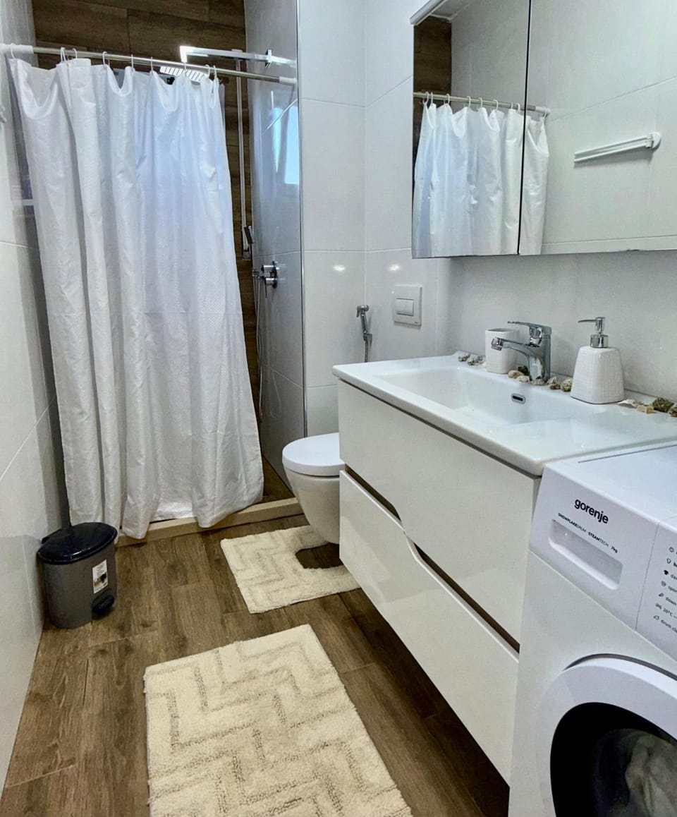 Toilet, Bathroom, towels, washing machine