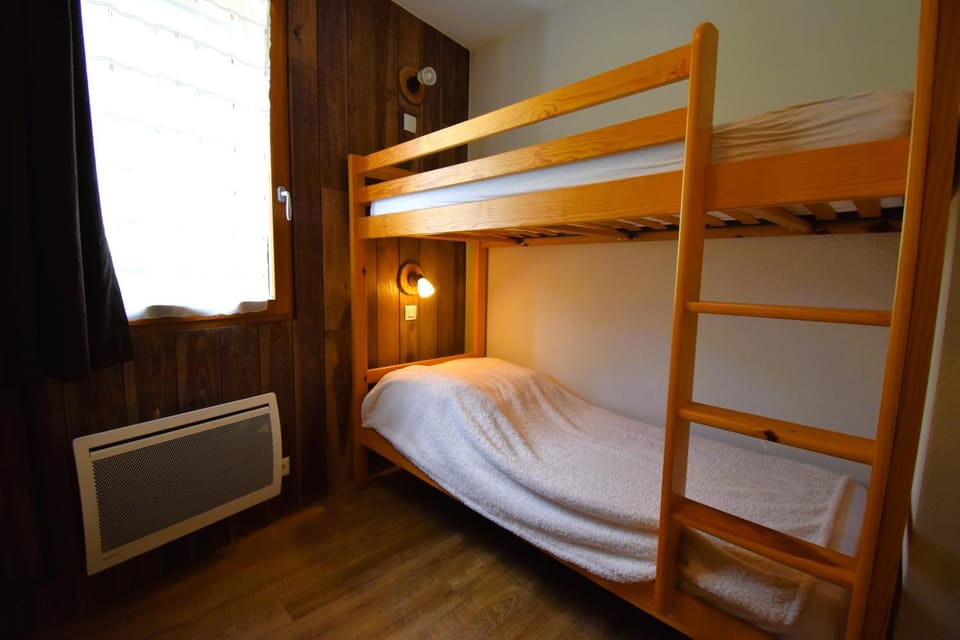 Photo of the whole room, Bedroom, bunk bed