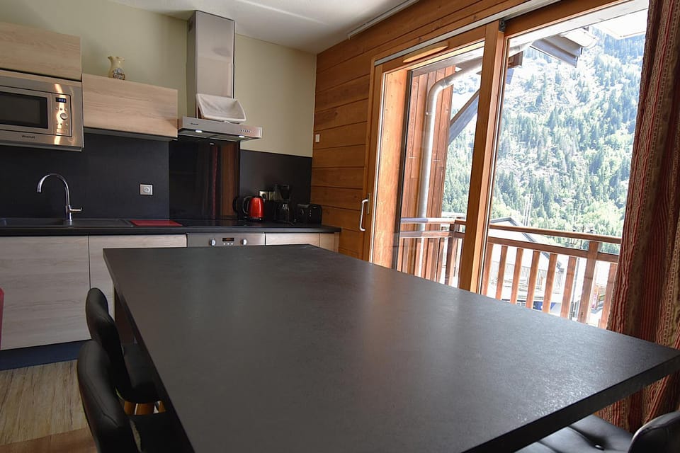 Kitchen or kitchenette, Dining area, stove