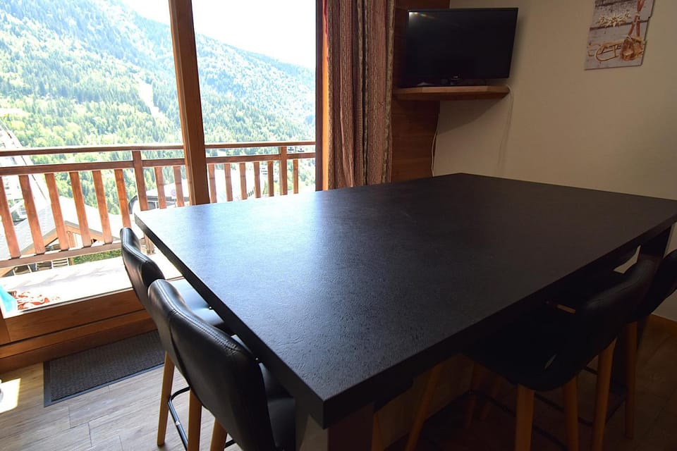 Natural landscape, TV and multimedia, Dining area, Mountain view