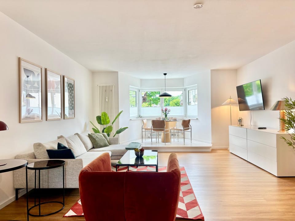 TV and multimedia, Living room, Seating area, Dining area