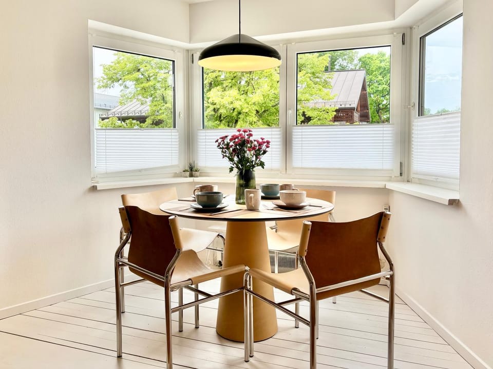 Dining area, Lake view, Street view