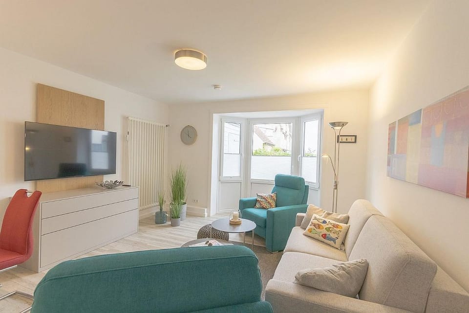 TV and multimedia, Living room, Seating area, Evening entertainment