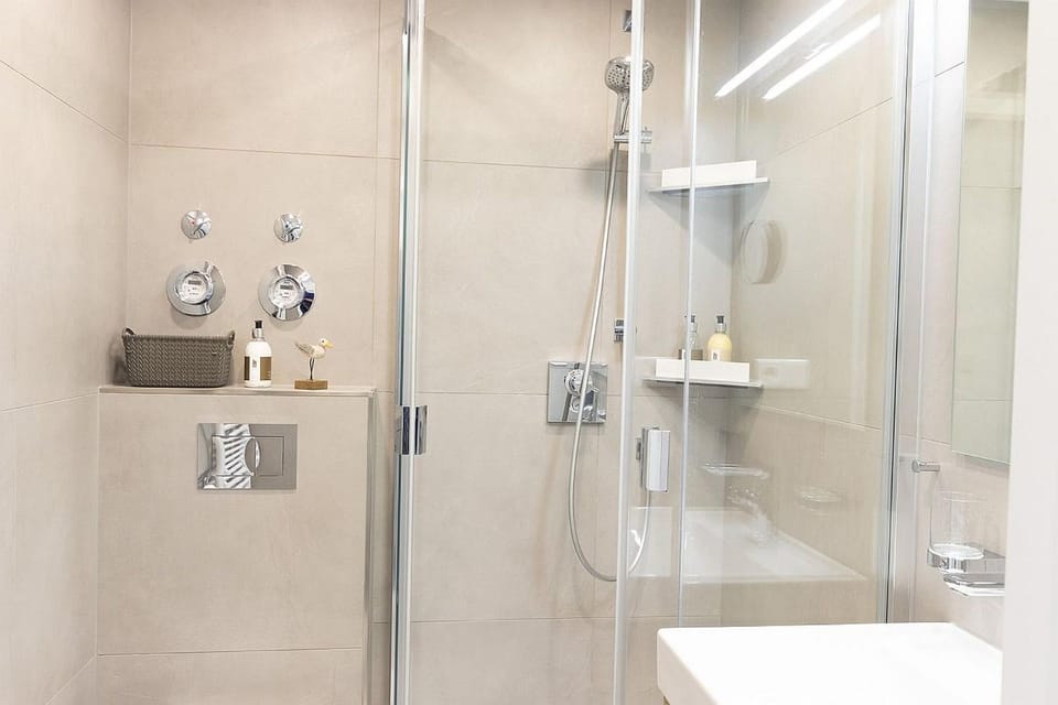 Shower, Bathroom, towels