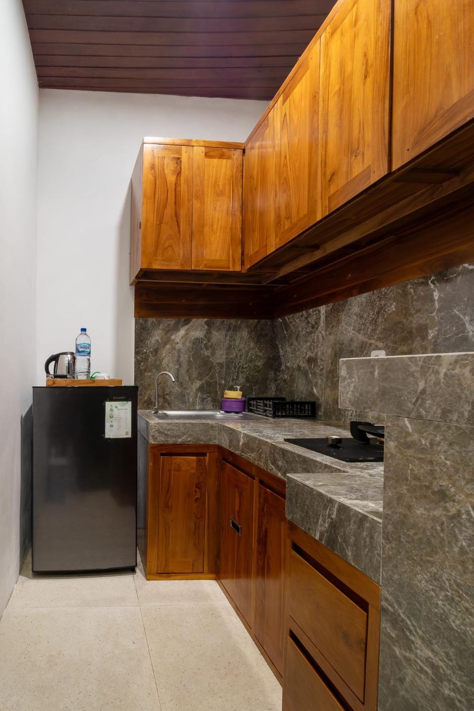 Kitchen or kitchenette, minibar, stove