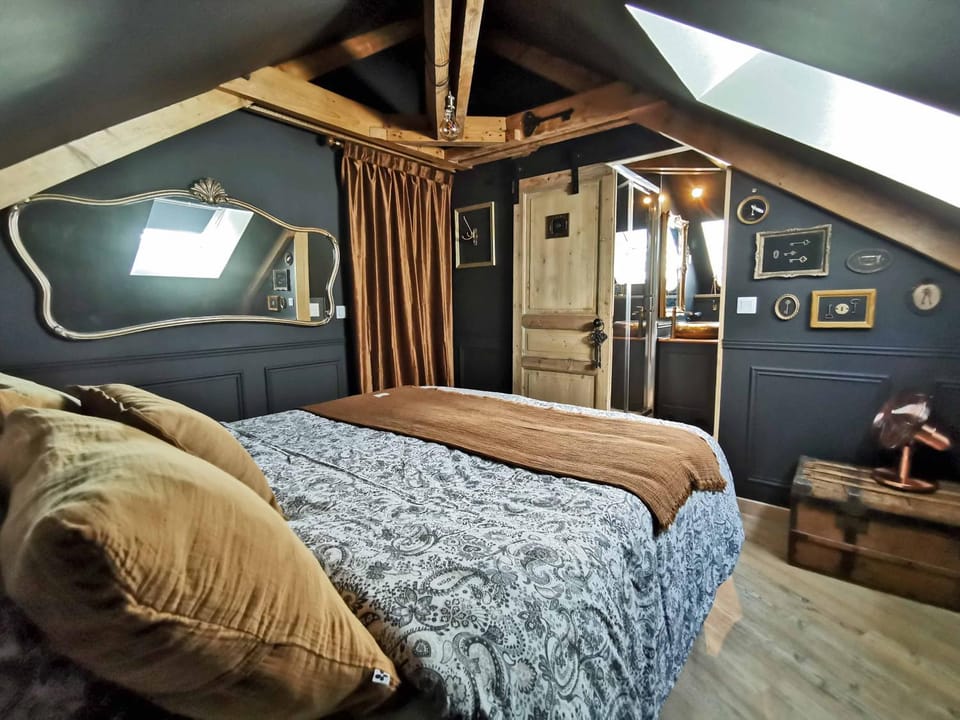 Bed, Photo of the whole room, Decorative detail, Bedroom