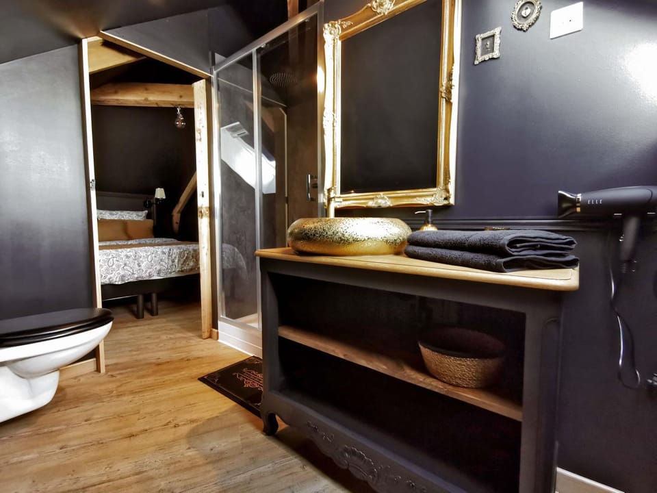 Shower, Toilet, Bathroom, towels