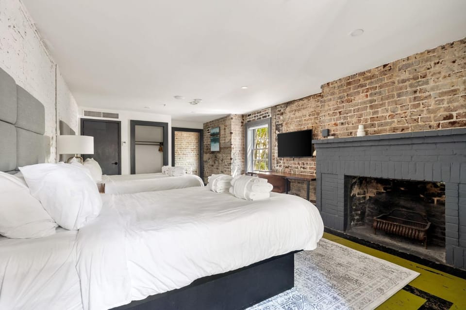 Double Queen Suite 1st Floor Boutique Hotel House in Savannah