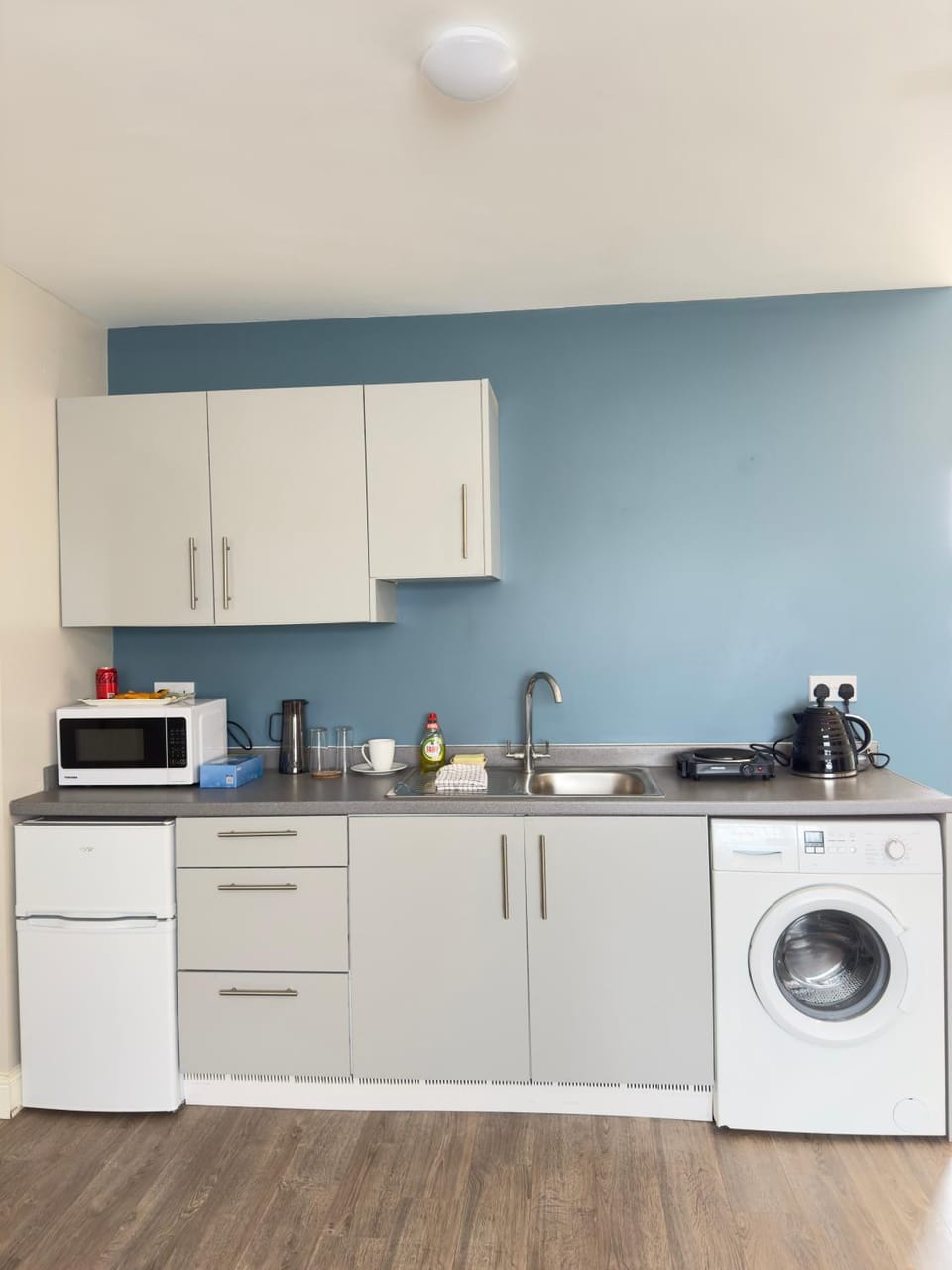 Kitchen or kitchenette, oven, stove, washing machine