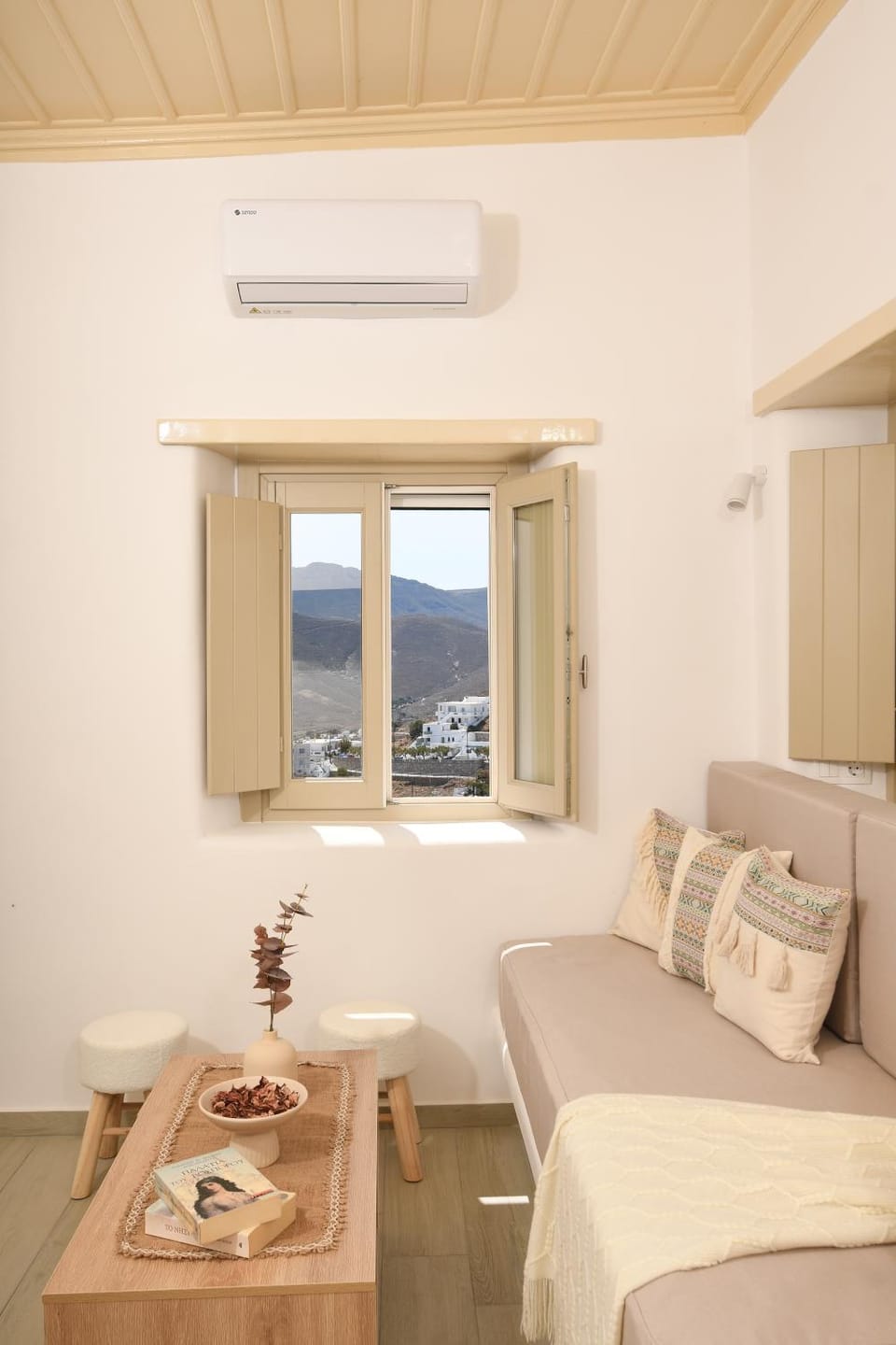 Living room, Photo of the whole room, Seating area, air conditioner