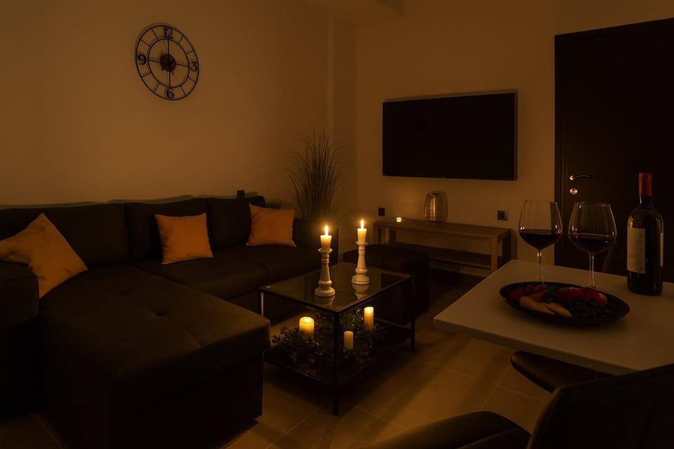 TV and multimedia, Living room, Food and drinks, Dining area, Food, Drinks, Alcoholic drinks