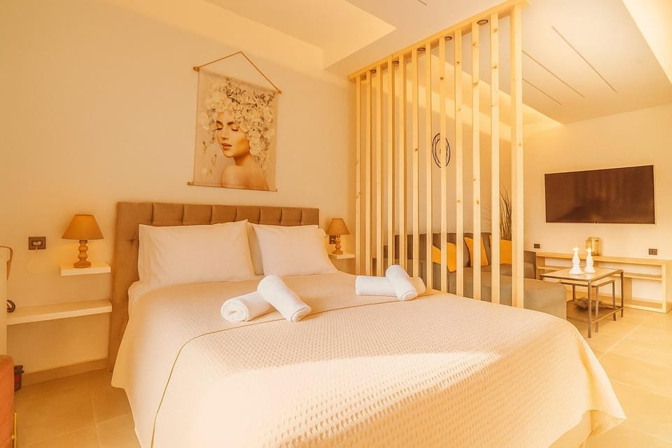 Bed, TV and multimedia, Living room, Photo of the whole room, Seating area, Bedroom, towels