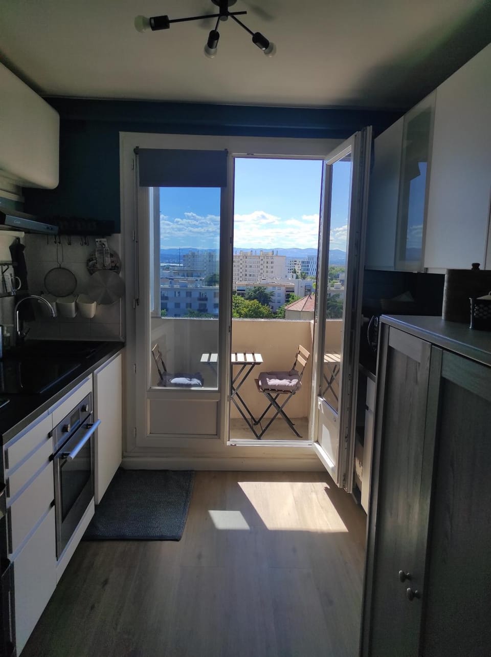 Le Jules Guesde, Appart traversant, 3ch , parking, 2mn à pied métro D Parilly Apartment in Lyon