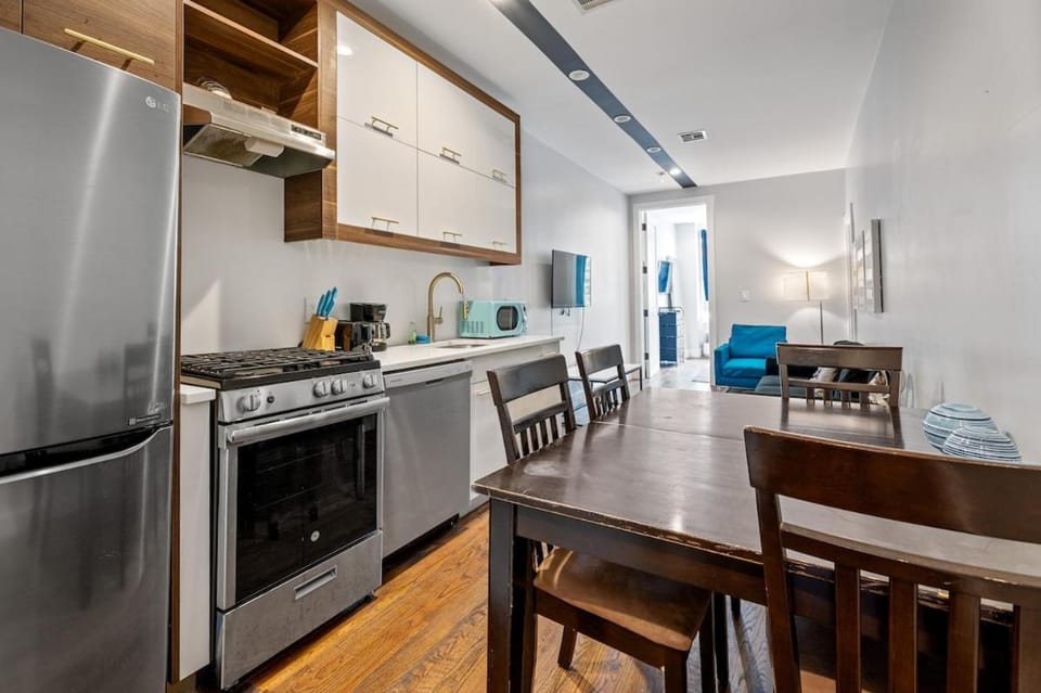 2 Queen Beds, TV's in Bedroom, Path to Manhattan Apartment in Jersey City