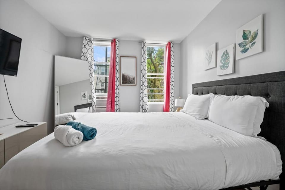 2 Queen Beds, TV's in Bedroom, Path to Manhattan Apartment in Jersey City