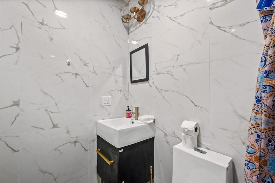 2 Queen Beds, TV's in Bedroom, Path to Manhattan Apartment in Jersey City