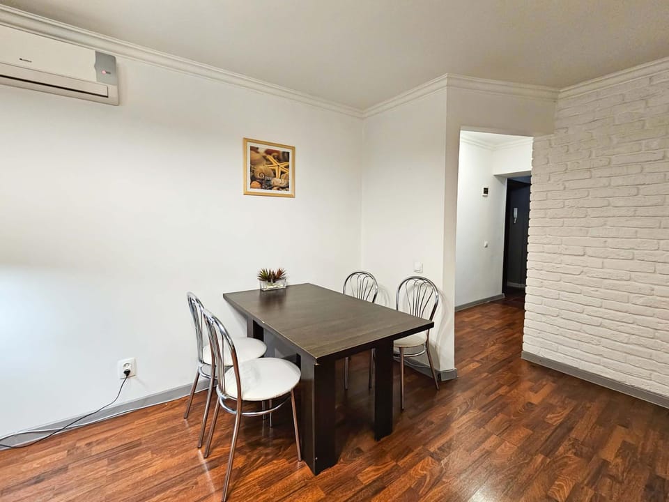 Seating area, Dining area, air conditioner