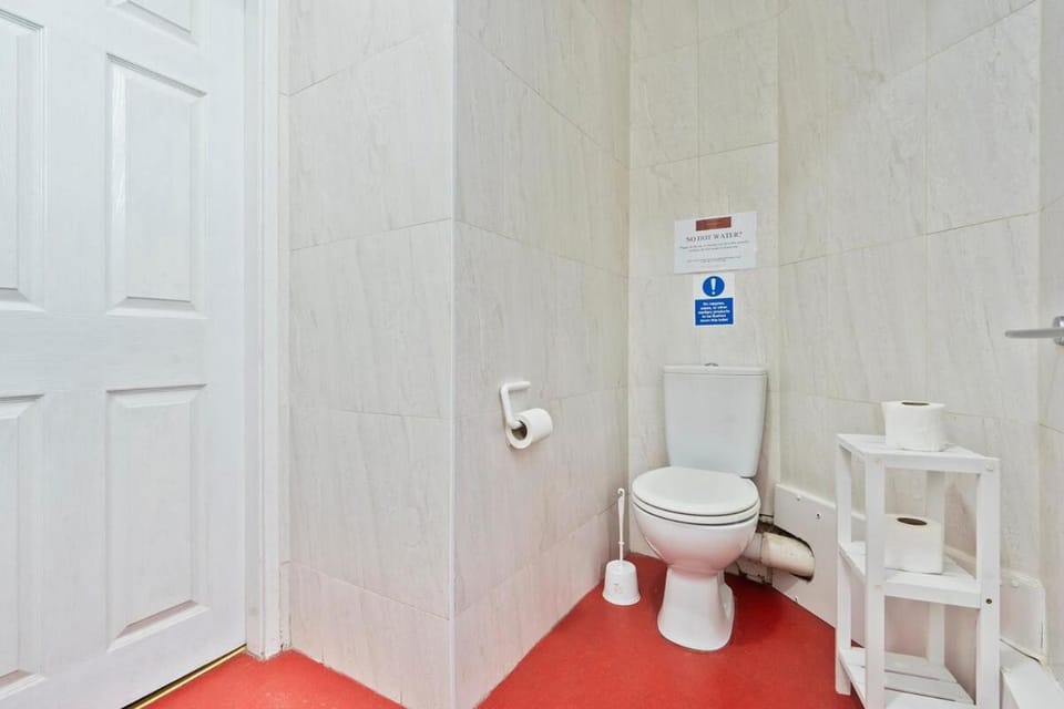 Stylish Double Studio Near the City Centre with Netflix Parking Apartment in England