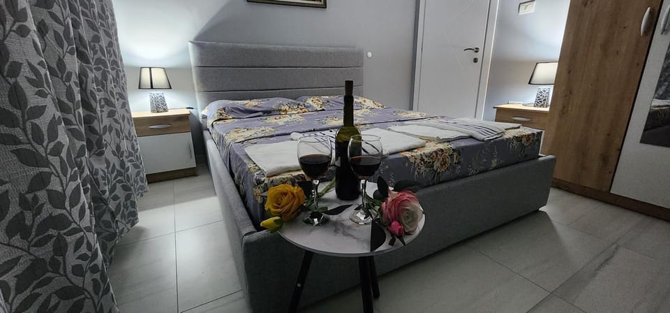 Bed, Bedroom, towels