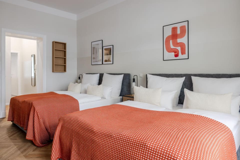Bed, Photo of the whole room, Decorative detail, Bedroom, internet
