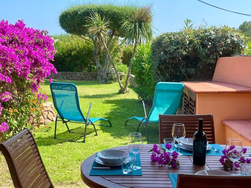 Patio, Garden, Dining area, Garden view, sunbed