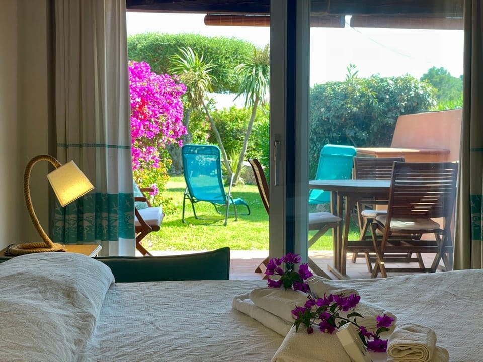Patio, Bed, Garden, View (from property/room), Balcony/Terrace, Living room, Photo of the whole room, Bedroom