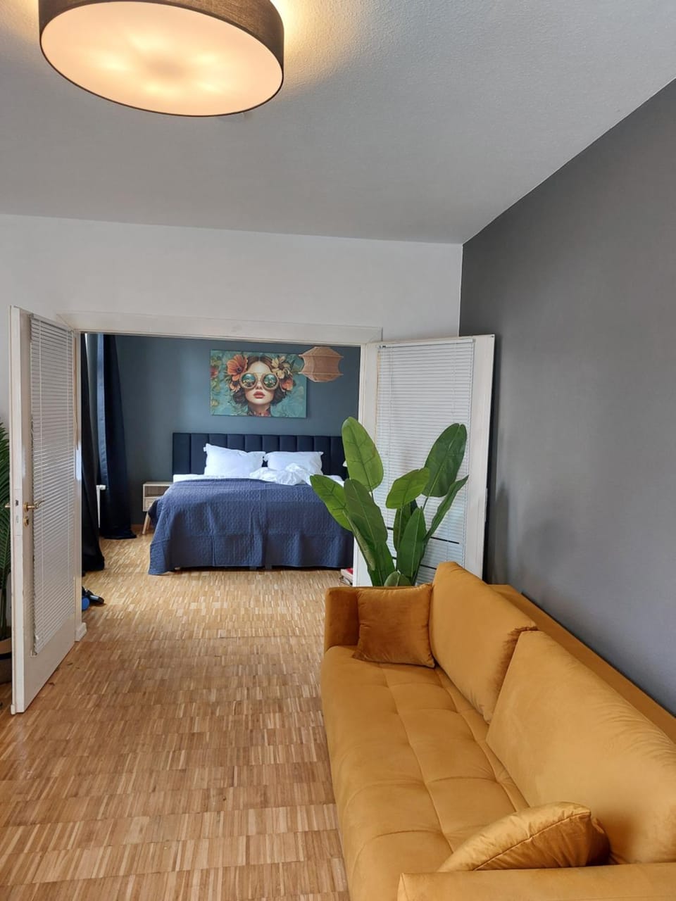 Bed, TV and multimedia, Living room, Photo of the whole room, Seating area, Bedroom