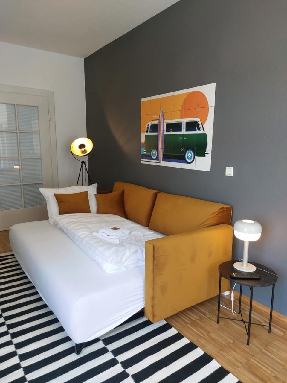 Bed, Living room, Photo of the whole room, Seating area