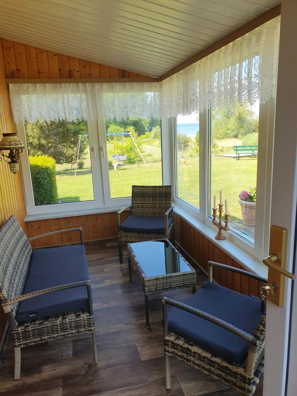 Communal lounge/ TV room, Day, Natural landscape, Garden, View (from property/room), Balcony/Terrace, Seating area, Garden view