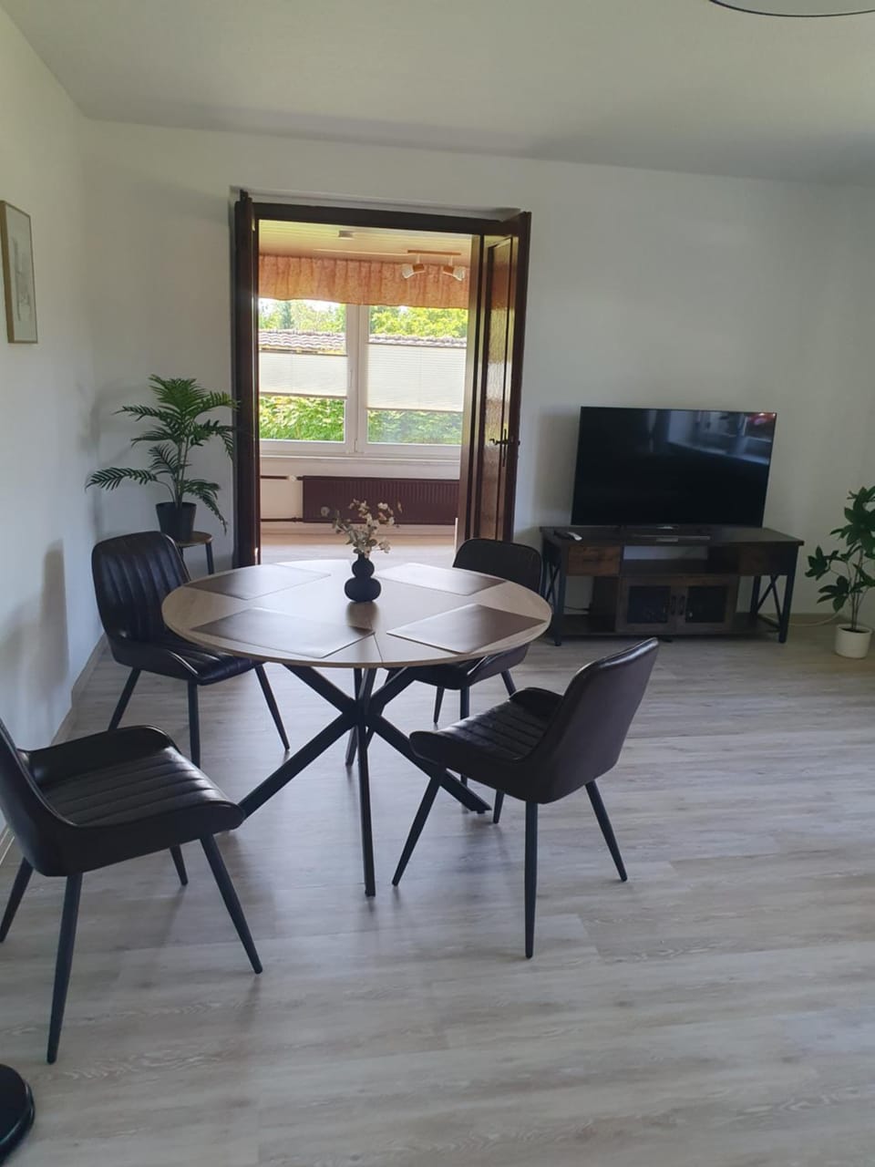 Communal lounge/ TV room, Communal lounge/ TV room, TV and multimedia, Living room, Seating area, Dining area