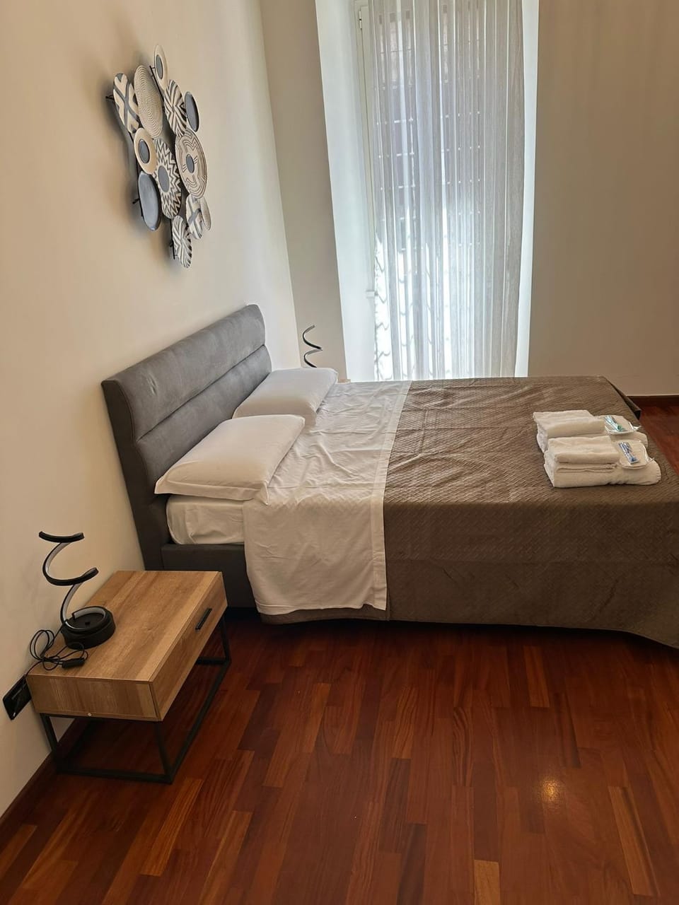 Bed, Photo of the whole room, Seating area, Bedroom, towels