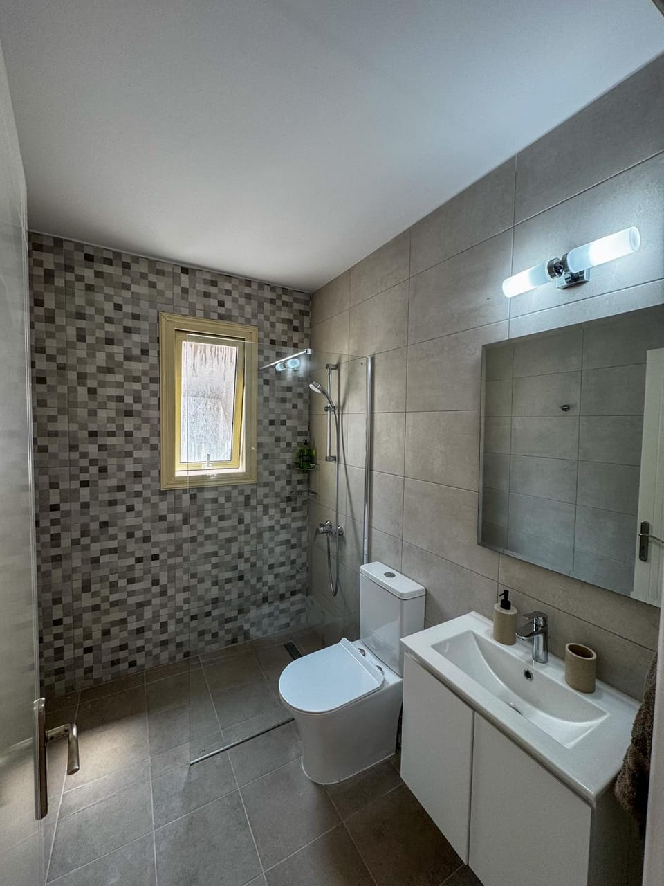 Shower, Toilet, Bathroom, towels