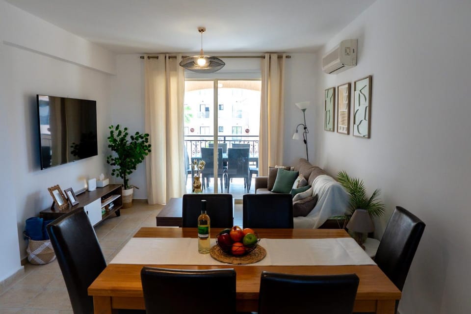 TV and multimedia, Seating area, Dining area