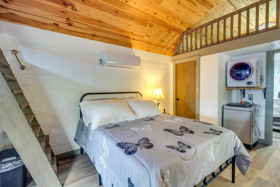 Private Deck & Hot Tub: Gem Near Guntersville Lake Apartment in Alabama