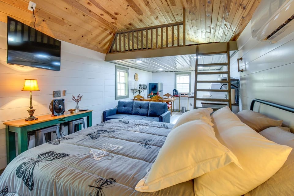 Private Deck & Hot Tub: Gem Near Guntersville Lake Apartment in Alabama