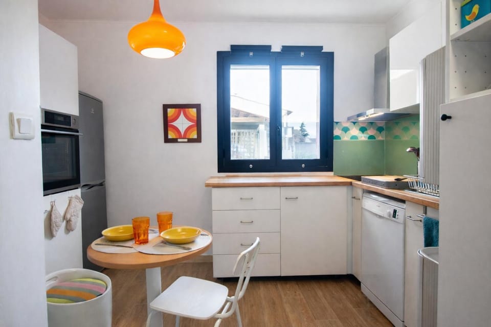 Kitchen or kitchenette, Dining area, oven, stove