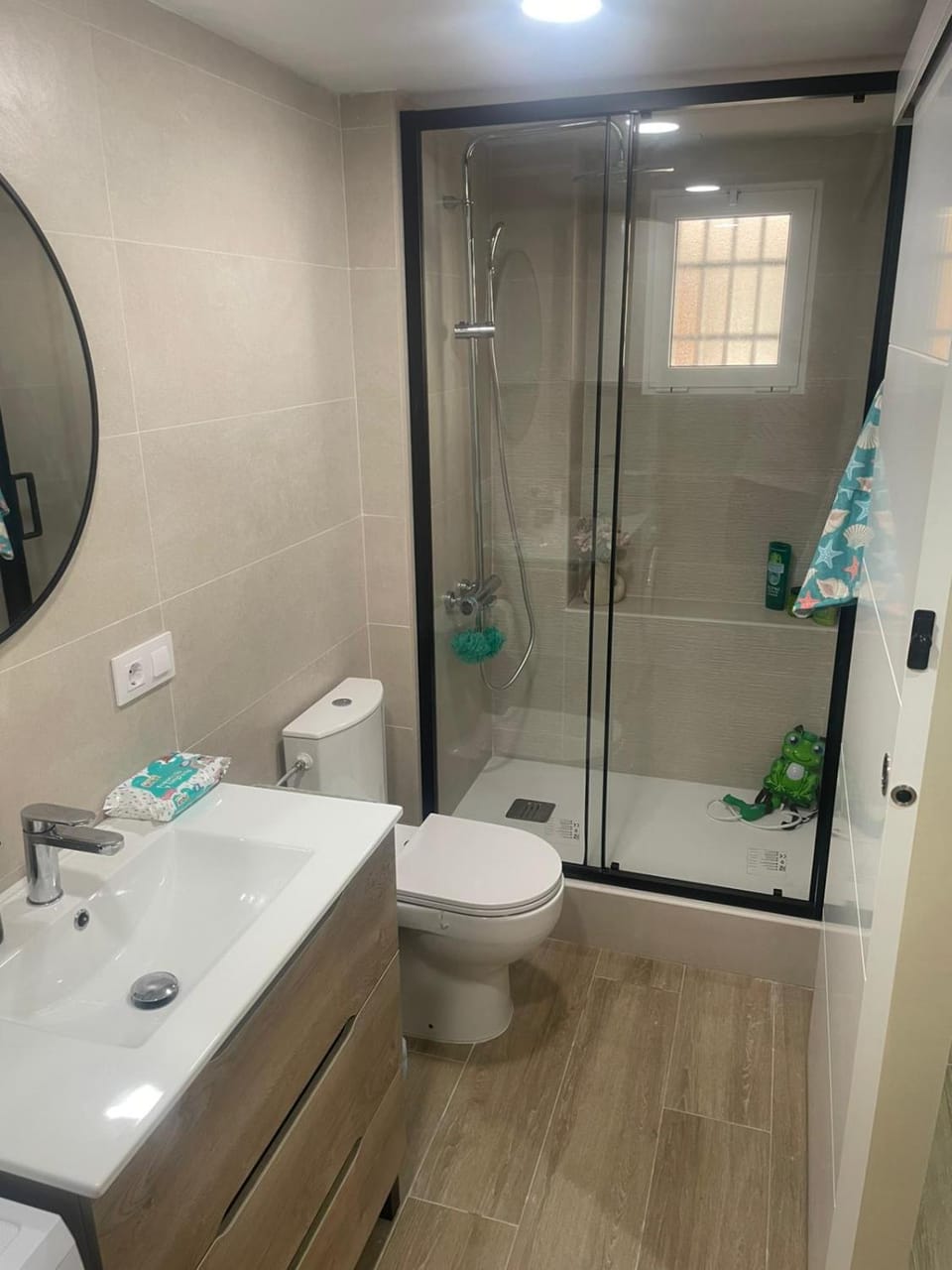 Shower, Toilet, Bathroom, towels