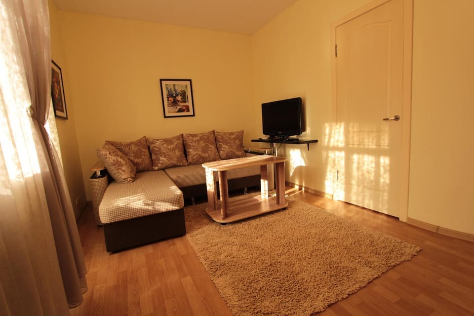 Day, TV and multimedia, Living room, Seating area