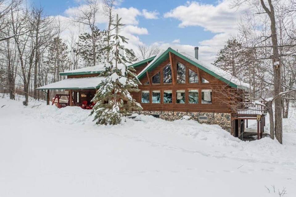 The Hideaway On Little Jay Log Home House in Minnesota