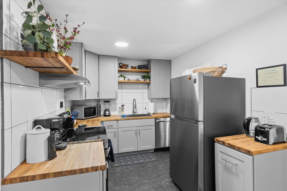 Coffee/tea facilities, Kitchen or kitchenette, dishwasher, oven, stove, toaster