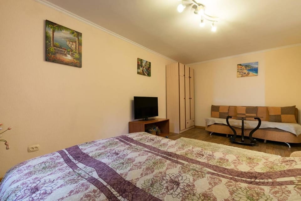 Bed, TV and multimedia, Seating area, Bedroom