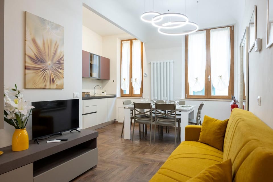 TV and multimedia, Living room, Seating area, Dining area