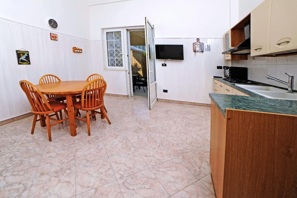 Kitchen or kitchenette, Kitchen or kitchenette
