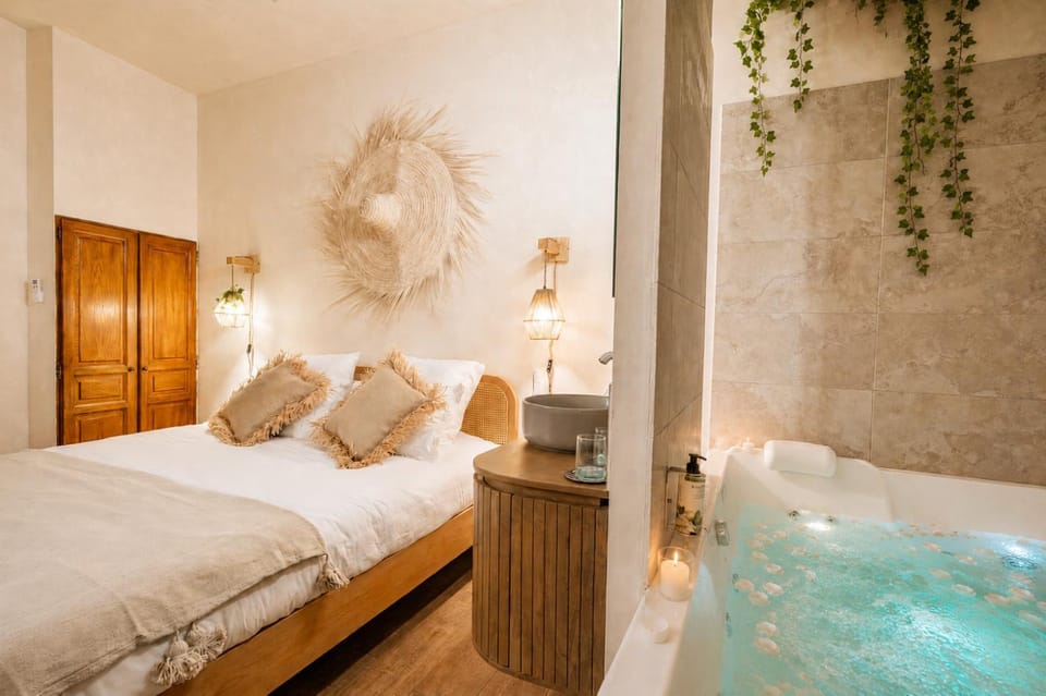 Bed, Hot Tub, Bedroom, Bath, towels