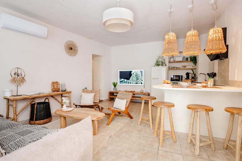 TV and multimedia, Coffee/tea facilities, Kitchen or kitchenette, Living room, Dining area, toaster, air conditioner